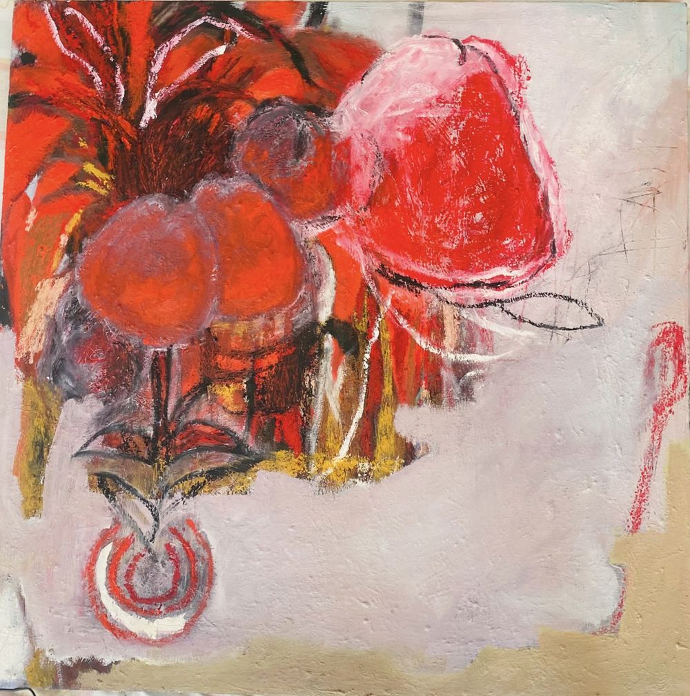Pintura abstrata em vermelho, laranja e lilás-acinzentado, com formas redondas e riscos brancos e pretos.