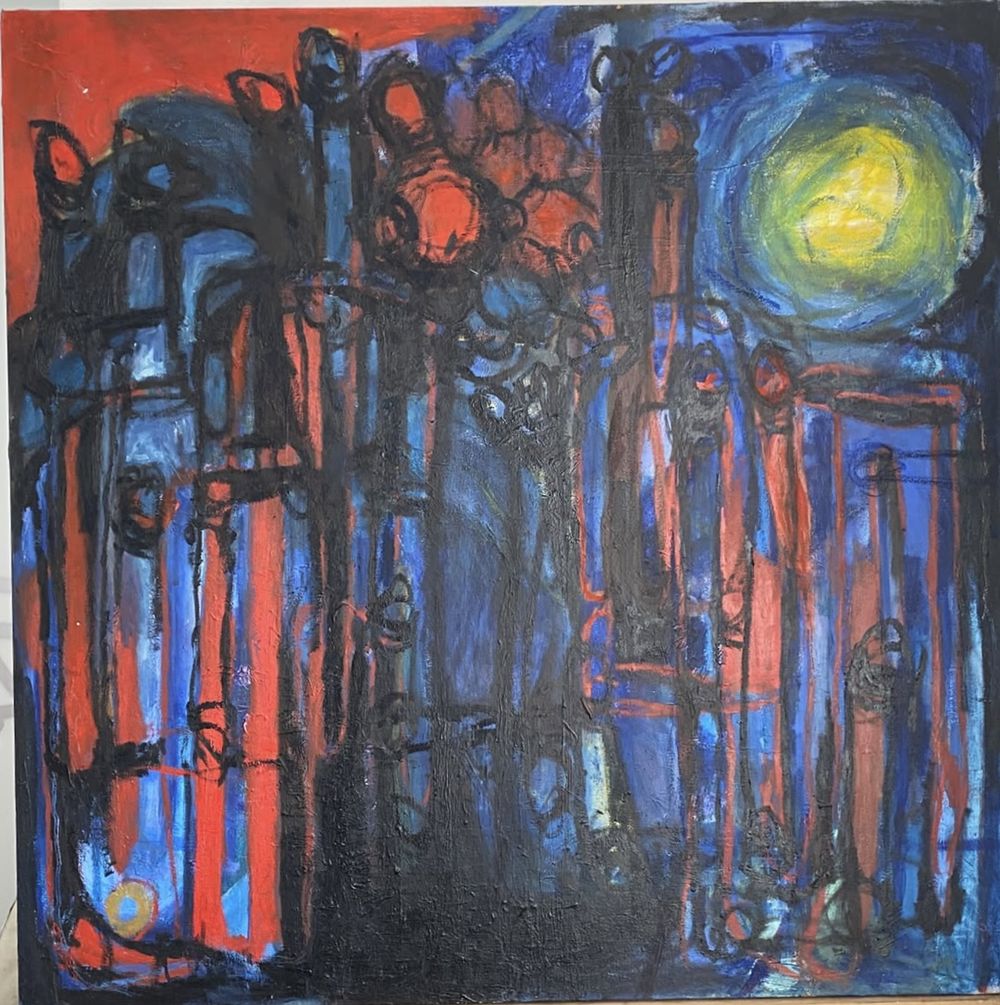 Pintura escura em azul, vermelho e preto, com formas verticais como um canavial e uma grande lua amarelo-esverdeada no canto superior direito.